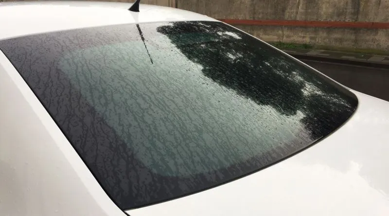 Sedan araçlarda arka cam sileceği neden yok